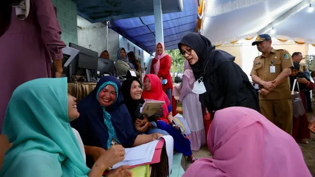 Bupati Ipuk Berkantor di Desa Ujung Utara Banyuwangi, Genjot Berbagai Layanan hingga Malam Hari