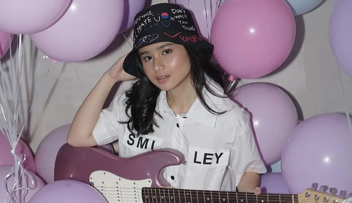 Perempuan bersuara emas ini juga beberapa kali melakukan pemotretan dengan topi kesayangannya. Bahkan, gaya sederhana Tissa Biani saat memakai topi bisa dijadikan inspirasi. (Liputan6.com/IG/@tissabiani)