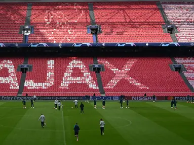 Para pemain Tottenham Hotspur mengambil bagian dalam sesi latihan di Amsterdam, Belanda  (7/5/2019). Tottenham akan bertanding melawan Ajax Amsterdam pada leg kedua babak semifinal Liga Champions di Johan Cruijff Arena. (AFP Photo/Emmanuel Dunand)