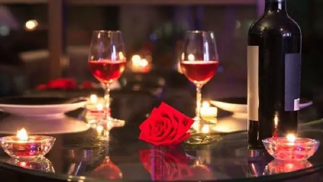 Pria Tua Bawa Abu Istri Ke Restoran Untuk Kencan di Hari Valentine
