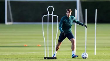 Bek Arsenal Jakub Kiwior menghadiri sesi latihan tim menjelang lanjutan Liga Champions Grup B di tempat latihan Arsenal di London utara, Selasa (28/11/2023). (Adrian DENNIS / AFP)