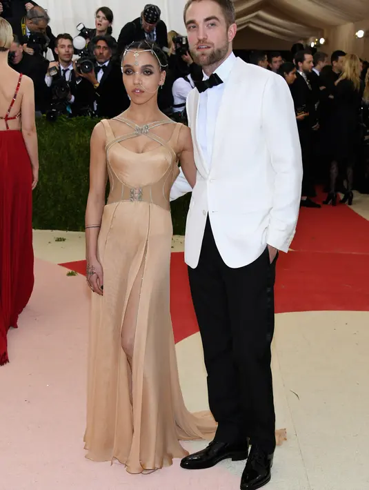 Robert telah melamar Twigs pada awal tahun lalu. Namun keduanya menunda rencana pernikahan mereka lantaran belum siap. Meski pernikahannya ditunda, keduanya tetap inginkan memiliki anak. (AFP/Bintang.com)