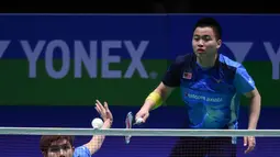 Aksi ganda putra Malaysia, Aaron Chia/Soh Wooi Yik di laga final All England 2019 yang berlangsung di Arena Birmingham, Minggu (10/3). Di final Aaron Chia/Soh Wooi Yik kalah 11-21, 21-14, 21-12 dari Hendra/Ahsan. (AFP/Oli Scarff)