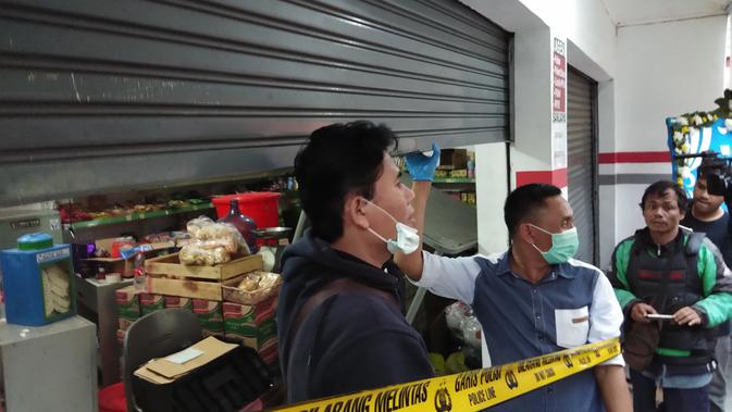 Tim Labfor melakukan olah TKP pembunuhan keluarga di Bekasi. (Liputan6.com/Ady Anugrahadi)