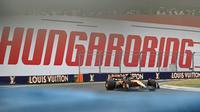 Pembalap McLaren asal Australia, Oscar Piastri, berlaga pada sesi kualifikasi Formula Satu Grand Prix Hungaria di sirkuit Hungaroring di Mogyorod, dekat Budapest, Hungaria, pada 2 Agustus 2025. (Attila KISBENEDEK/AFP)