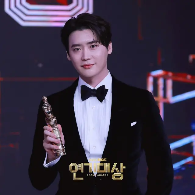 Lee Jong Suk dalam MBC Drama Awards 2022. (Instagram/ mbcdrama_now)