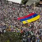 Puluhan ribu demonstran antipemerintah menuntut pengunduran diri Presiden Venezuela Nicolas Maduro di Caracas, Venezuela, Sabtu (2/2). Tokoh oposisi Juan Guaido mendeklarasikan dirinya sebagai 'presiden interim'. (AP Photo/Juan Carlos Hernandez)