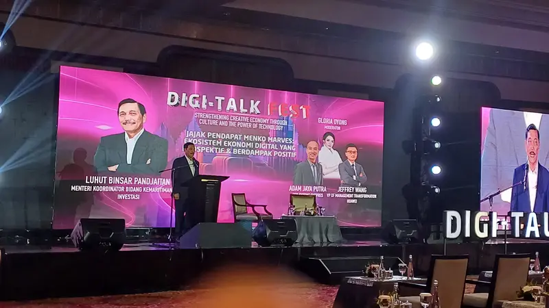 Menteri Koordinator Bidang Kemaritiman dan Investasi Luhut Binsar Pandjaitan dalam acara Digi-Talk Fest di Ritz Carlton Mega Kuningan Hotel, Jakarta, Rabu (13/9/2023). (Maulandy/Liputan6.com)