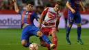  Pemain Barcelona, Carles Alena, berebut bola dengan pemain Espanyol, Oscar Melendo (kanan), dalam laga Piala Super Catalunya di Estadio Nou Tarragona, Rabu (26/10/2016) dini hari WIB. (AFP/Lluis Gene)