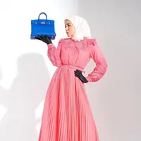 Ketika photoshoot, Olla Ramlan tampak berpose dengan Hermes Birkin warna biru. [Foto: instagram.com/ollaramlan]