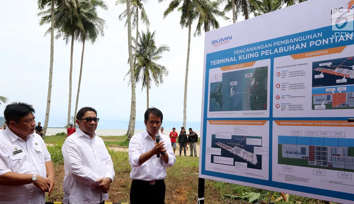 Dirut IPC, Elvyn G Masassya (tengah) saat Pencanangan Pembangunan Terminal Kijing Pelabuhan Pontianak, Kalimantan Barat, Rabu (11/4). Bongkar muat modern berstandar internasional nantinya akan jadi yang terbesar di Kalimantan. (Liputan6.com/Johan Tallo)