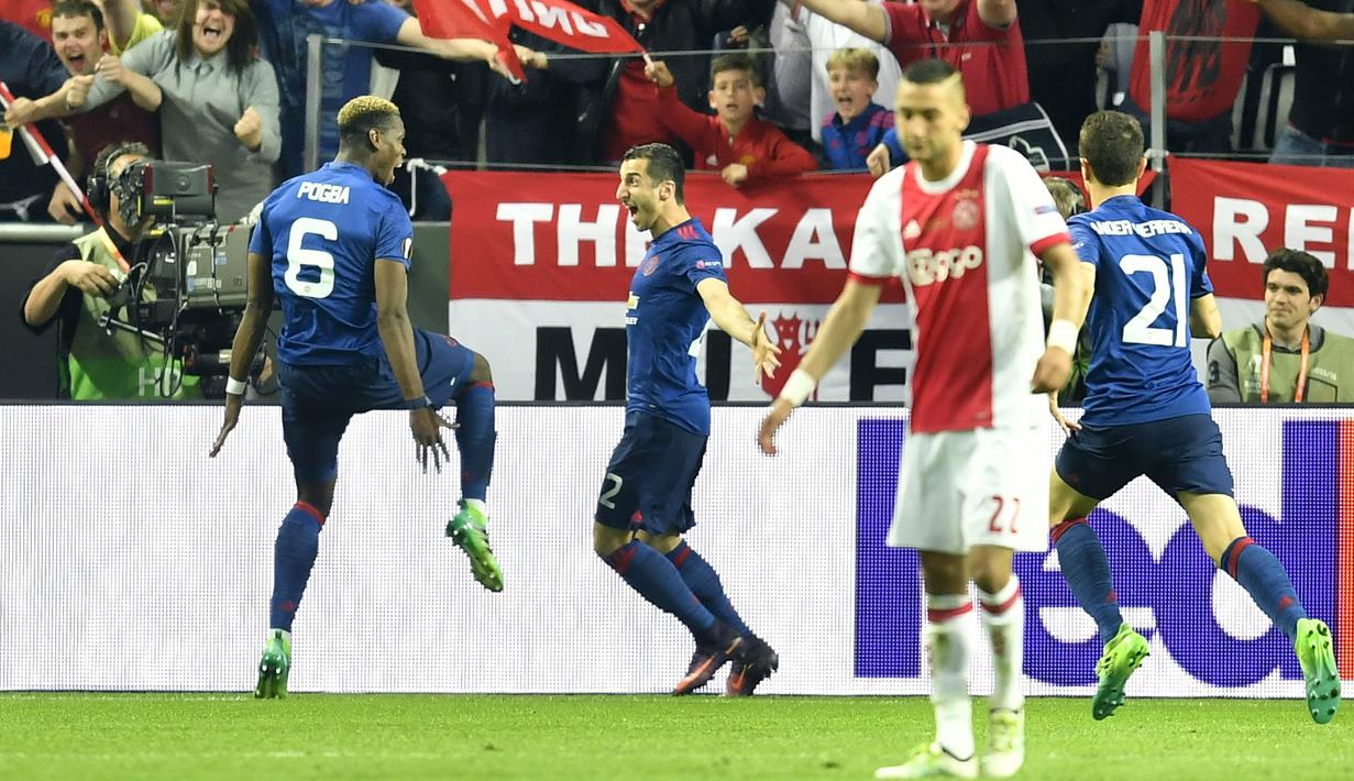 Paul Pogba dan Henrikh Mkhitaryan merayakan gol ke gawang Ajax Amsterdam pada final Liga Europa di Friends Arena, Stockholm, Swedia, (24/5/2017). Manchester United menang 2-0. (AP/Martin Meissner)