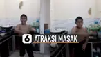 Ia mengulangi atraksinya berkali-kali sambil memutar teflon.