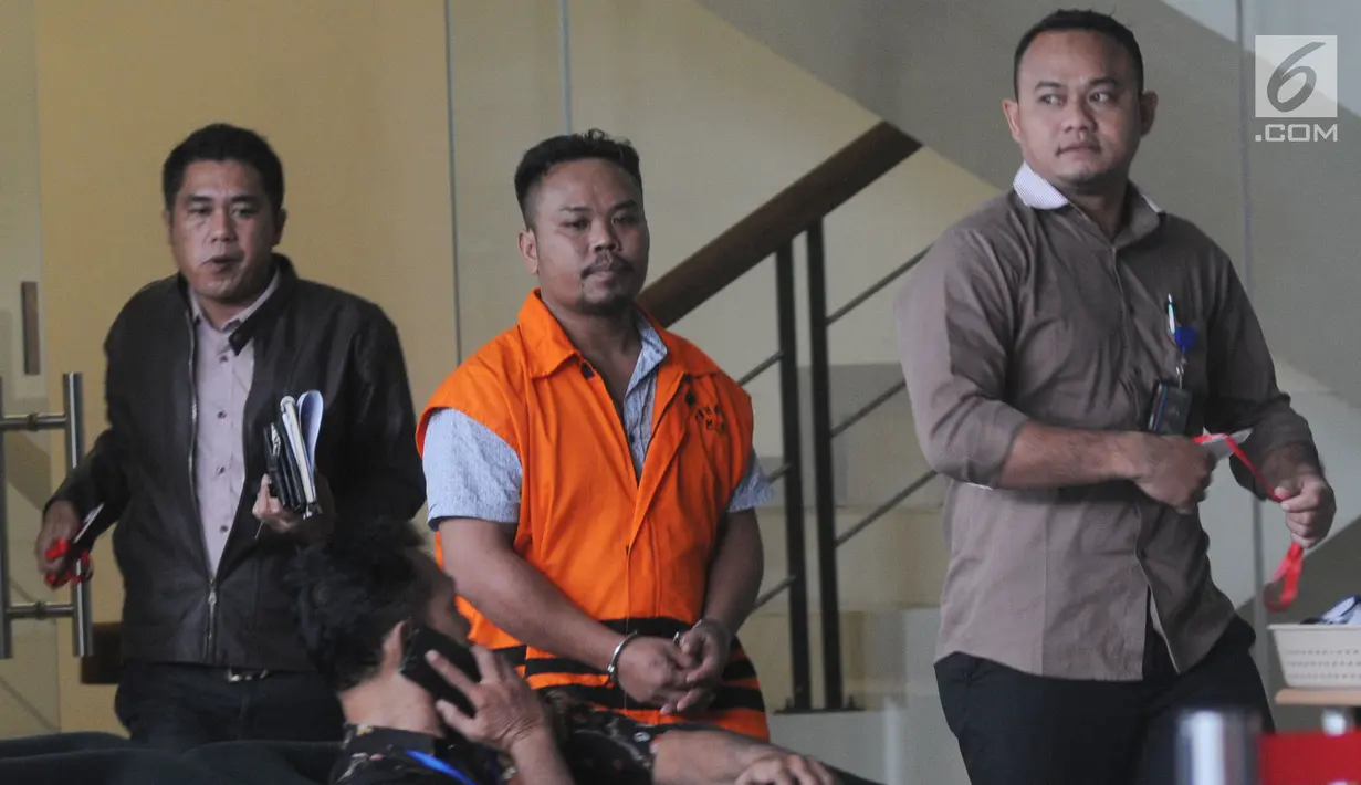 Penyuap Bupati Pakpak Bharat, Rizal Efendi Padang (rompi oranye) usai menjalani pemeriksaan di gedung KPK, Jakarta, Senin (28/1). Berkas perkara penyidikan Rizal Efendi Padang telah P21 dan siap dilimpahkan ke pengadilan. (Merdeka.com/Dwi Narwoko)