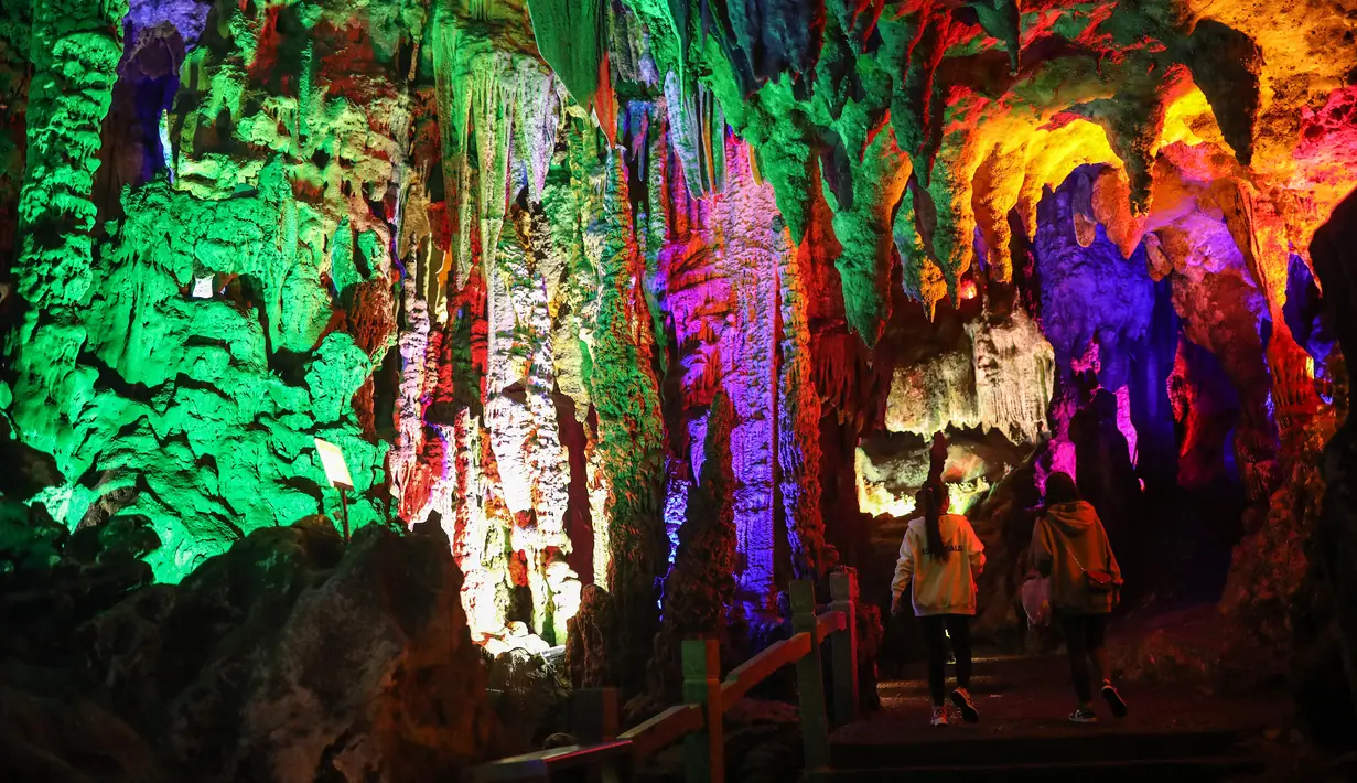 Turis mengunjungi gua Yinziyan di daerah Lipu, kota Guilin, di wilayah Guangxi selatan China (10/1/2023). Gua Yinziyan membentang sepanjang 12 kilometer dan melewati 12 gunung. (AFP/China Out)