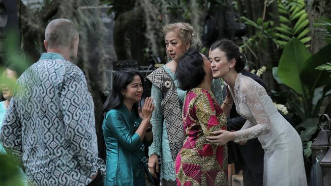 Beberapa Orang Menangis di Pernikahan  Kimberly  Ryder  