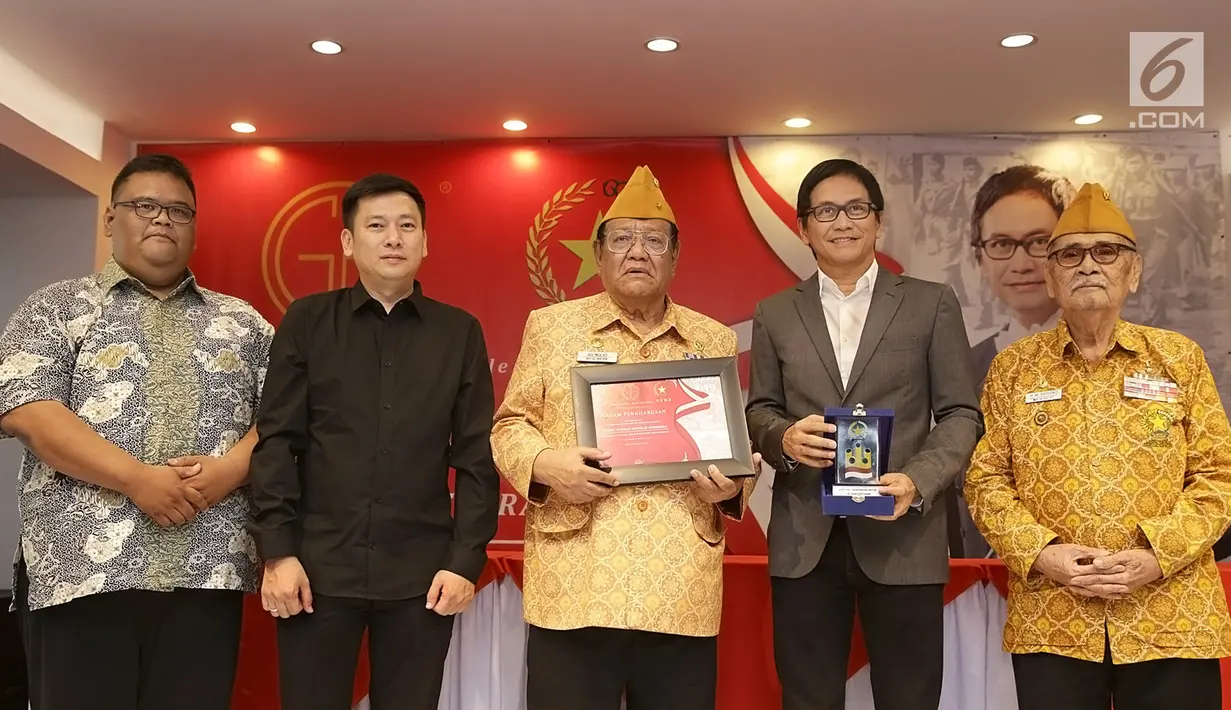 Komposer Addi MS berfoto bersama Legiun Veteran Republik Indonesia (LVRI) di kawasan Bekasi pada Kamis (1/8/2019). Memperingati Hari Veteran Nasional, Addie MS memberikan donasi kepada para pejuang veteran yang telah berjasa kepada bangsa dan negara. (Fimela.com/Bambang E Ros)