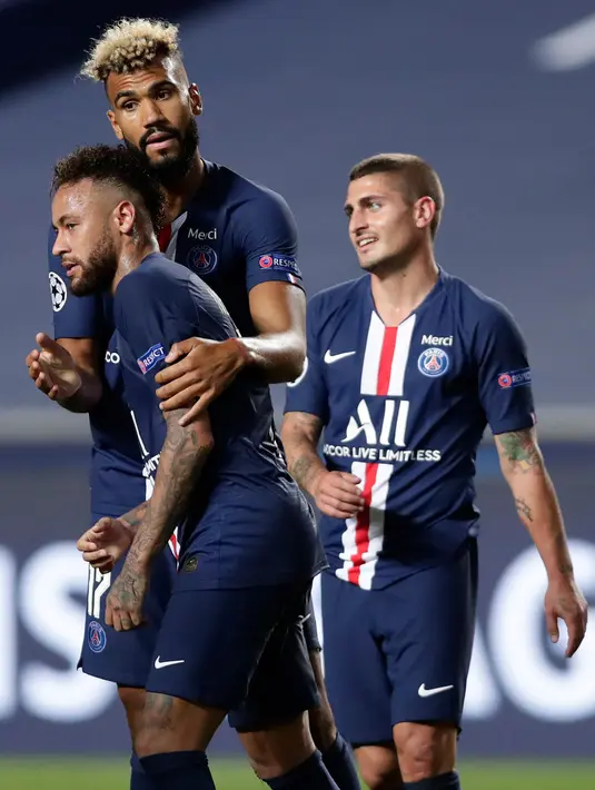 Penyerang PSG, Neymar (kiri) bersama Eric Maxim Choupo Moting merayakan kemenangan atas RB Leipzig pada semifinal Liga Champions di Estadio da Luz, Lisbon, Selasa (18/8/2020). PSG melaju ke final Liga Champions setelah mengalahkan Leipzig tiga gol tanpa balas. (Manu Fernandez/POOL/AFP)