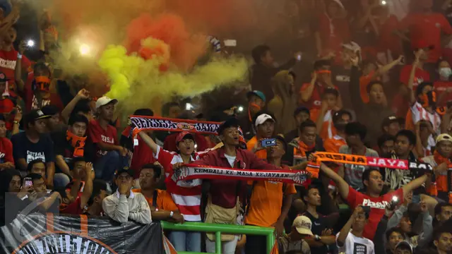 20170405- Suporter Persija Penuhi Stadion Patriot Bekasi- Helmi Fithriansyah