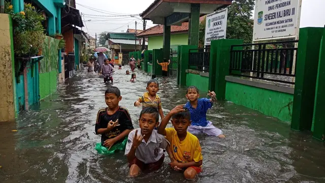 Banjir melanda sejumlah titik di Bekasi, Jawa Barat. (Liputan6.com/Fernando Purba)
