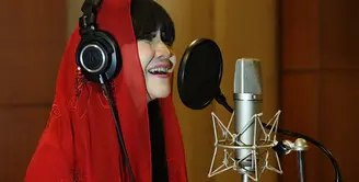 Sejak tahun 2012 penyanyi senior Ita Purnamasari menggarap single religi jelang ramadan tiba. Ia bersama dengan grup Syiar Voice yang beranggotakan 13 orang. (Bambang E. Ros/Bintang.com) 
