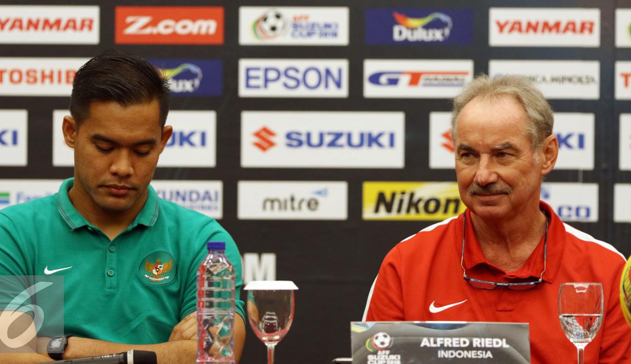 Pelatih Timnas Indonesia, Alfred Riedl (kanan) bersama kiper Andritany saat memberi keterangan jelang semifinal leg pertama Piala AFF 2016 melawan Vietnam di Bogor, Jumat (2/12). Laga digelar Stadion Pakansari, (3/12). (Liputan6.com/Helmi Fithriansyah)