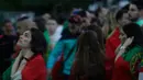 Suporter wanita Portugal cemas menanti gol dari Cristiano Ronaldo dan kawan-kawan saat melawan Kroasia pada laga 16 besar Piala Eropa 2016 saat nonton bareng di Fan Zone Kota Paris, Prancis, Sabtu (25/6/2016). (Bola.com/Vitalis Yogi Trisna)