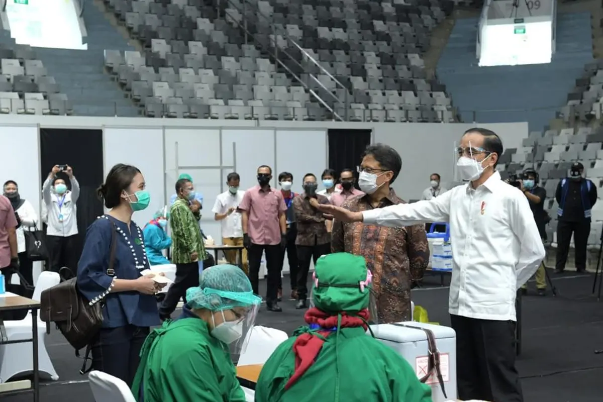 Jokowi meninjau vaksinasi Covid-19 massal terhadap ribuan tenaga kesehatan di Istora