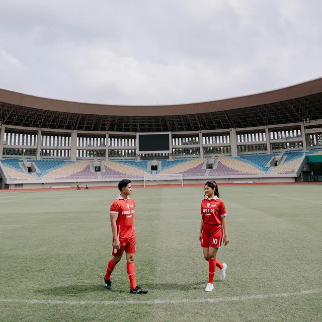 6 Momen Prewedding Kaesang Pangarep dan Erina Gudono di Stadion Manahan, Pakai Jersey