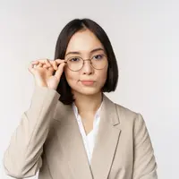 Perempuan mengenakan kacamata (Foto Dok: Freepik/benzoix).