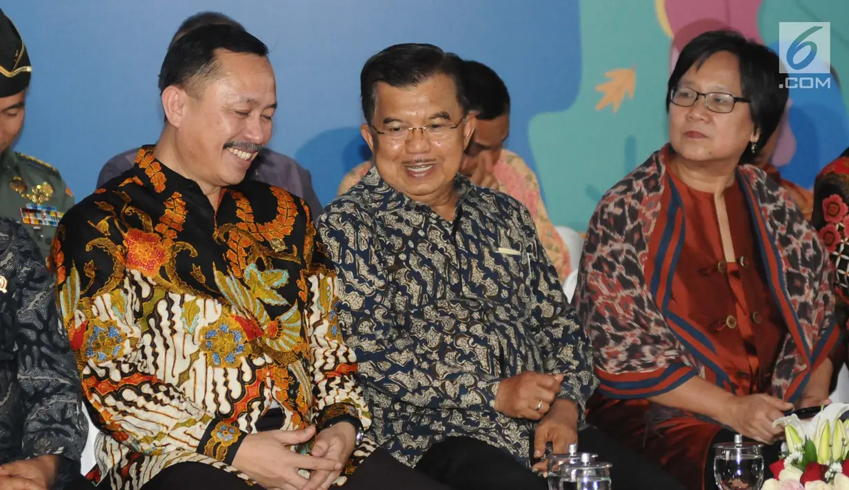 Wakil Presiden Jusuf Kalla berbincang dengan Ketua Komnas HAM, Ahmad Taufan Damanik saat peringatan hari Hak Asasi Manusia (HAM) internasional 2018 di kantor Komnas HAM, Jakarta, Selasa (11/12). (Liputan6.com/Angga Yuniar)
