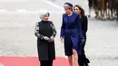 Ratu Belgia Mathilde (kanan) berbicara dengan Ibu Negara Turki, Emine Erdogan (kiri) saat upacara penyambutab di Istana Kerajaan di Brussel, Belgia (5/10/2015). Emine Erdogan tampil dengan jilbab berwarna perak. (REUTERS / Francois Lenoir)