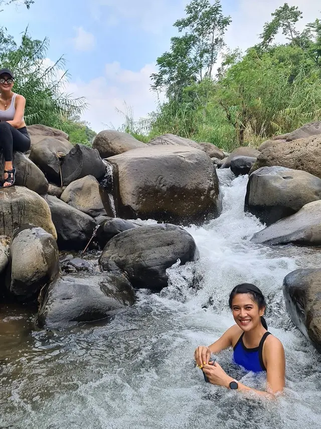7 Momen Dian Sastrowardoyo, Luna Maya dan Ayu Dewi Trekking Bareng di Bogor