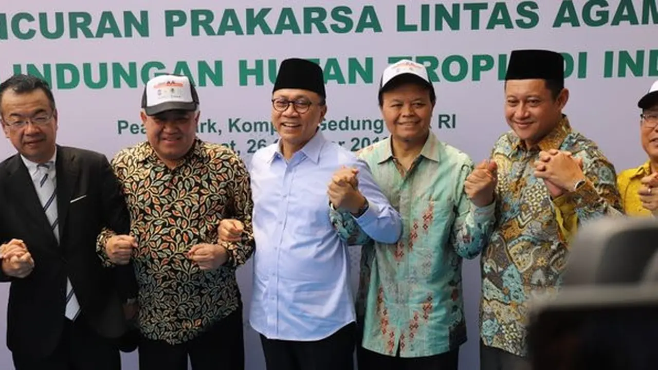 Zulkifli Hasan dan tokoh agama di taman perdamaian kompleks parlemen. ©2018 Merdeka.com/istimewa
