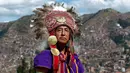 Seorang aktor mengenakan kostum Inca berpose untuk difoto sebelum mengikuti ritual Inca "Inti Raymi" di reruntuhan Saqsaywaman di Cuzco, Peru (24/6). (AP/Martin Mejia)