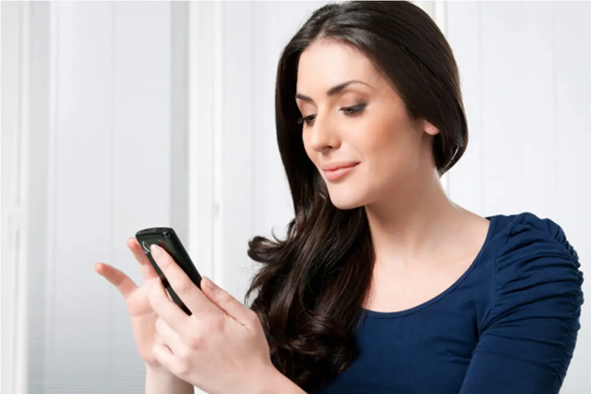Kegiatan Wanita Indonesia Saat 'Terikat' Smartphone