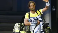 Rafael Nadal lambaikan tangan usai kalah dari Fernando Velasco (REUTERS/Thomas Peter)