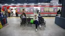 Gedung baru dirancang untuk menampung hingga 83.000 penumpang per hari, atau naik dari kapasitas sebelumnya sekitar 26.000 penumpang. Tampak dalam foto, calon penumpang bersiap menaiki rangkaian KRL Commuter Line di Stasiun Rangkasbitung Ultimate, Lebak, Banten, Senin (24/11/2025) malam. (merdeka.com/Arie Basuki)