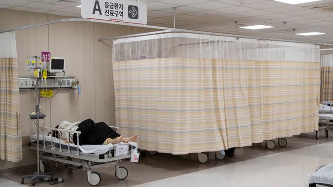 Seorang pasien berbaring di bangsal darurat Rumah Sakit Universitas Nasional Kyungpook di Daegu, Korea Selatan, Rabu (4/3/2020). Hingga pukul 16.00 waktu setempat, jumlah pasien yang terinfeksi virus corona (COVID-19) di Korea Selatan mencapai 5.621 orang. (Xinhua/Lee Sang-ho)