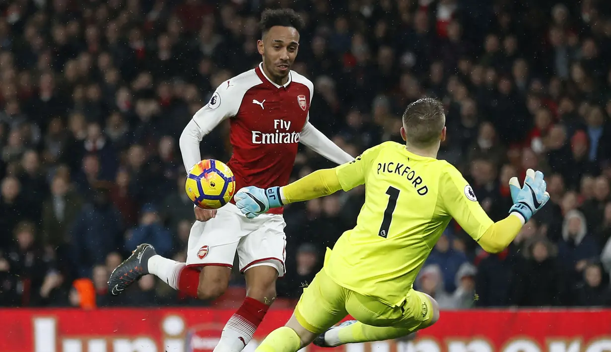 Pierre-Emerick Aubameyang. Striker Gabon berusia 33 tahun yang sejak pertengahan musim 2021/2022 memperkuat Barcelona ini sebelumnya berseragam Arsenal selama 4 musim mulai pertengahan musim 2017/2018 hingga pertengahan musim 2021/2022. Ia didatangkan Arsenal dari Borussia Dortmund dengan nilai transfer 63,75 juta euro. Ia langsung mencetak 1 gol pada laga debutnya di Liga Inggris saat Arsenal mengalahkan tamunya Everton dengan skor 5-1 di pekan ke-26 musim 2017/2018 (3/2/2018). Bersama The Gunners ia total tampil dalam 163 laga di semua ajang dengan torehan 92 gol dan 21 assist. (AFP/IK Images/Ian Kington)