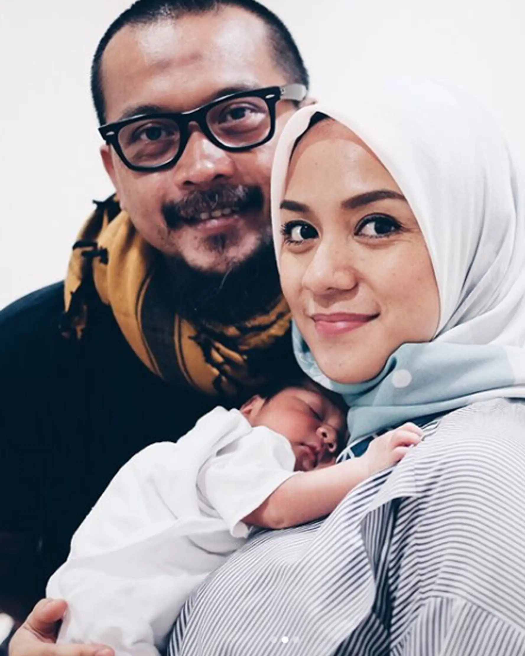 Enno Lerian bersama suami dan anak keempatnya. (Instagram)