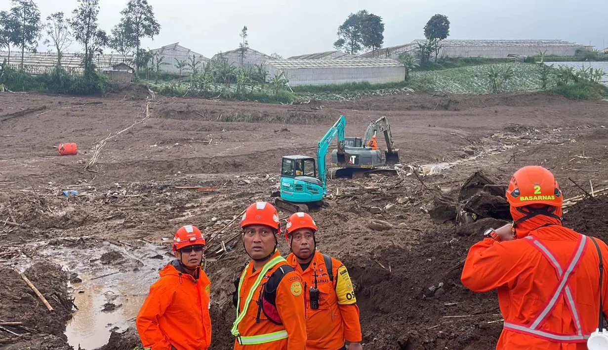 Kepala Kantor SAR Bandung, Ade Dian Permana mengatakan hingga pukul 16.00 WIB total korban yang berhasil dievakuasi dari lokasi longsor berjumlah 53 bodypack. Tampak dalam foto, tim SAR gabungan saat melakukan upaya pencarian dan penyelamatan korban longsor di Desa Pasirlangu, Cisarua, Kabupaten Bandung Barat, Jawa Barat, Rabu (28/1/2026). (Basarnas)