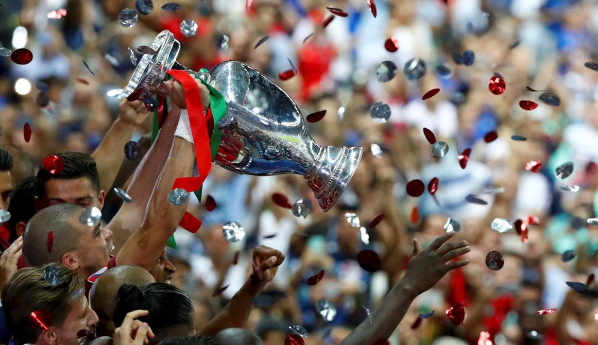 Pemain Portuggal mengangkat trofi juara Piala Eropa 2016 usai mengalahkan Prancis dengan skor 1-0 pada laga final yang berlangsung di Stade de France, Saint-Denis, Senin (11/7/2016) dini hari WIB. (Reuters/Christian Hartmann)