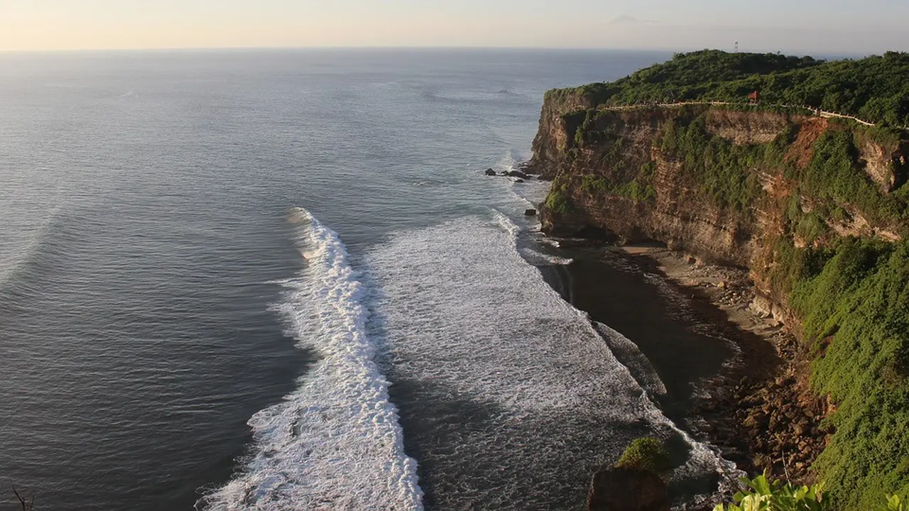 Ilustrasi tebing Uluwatu, Bali.