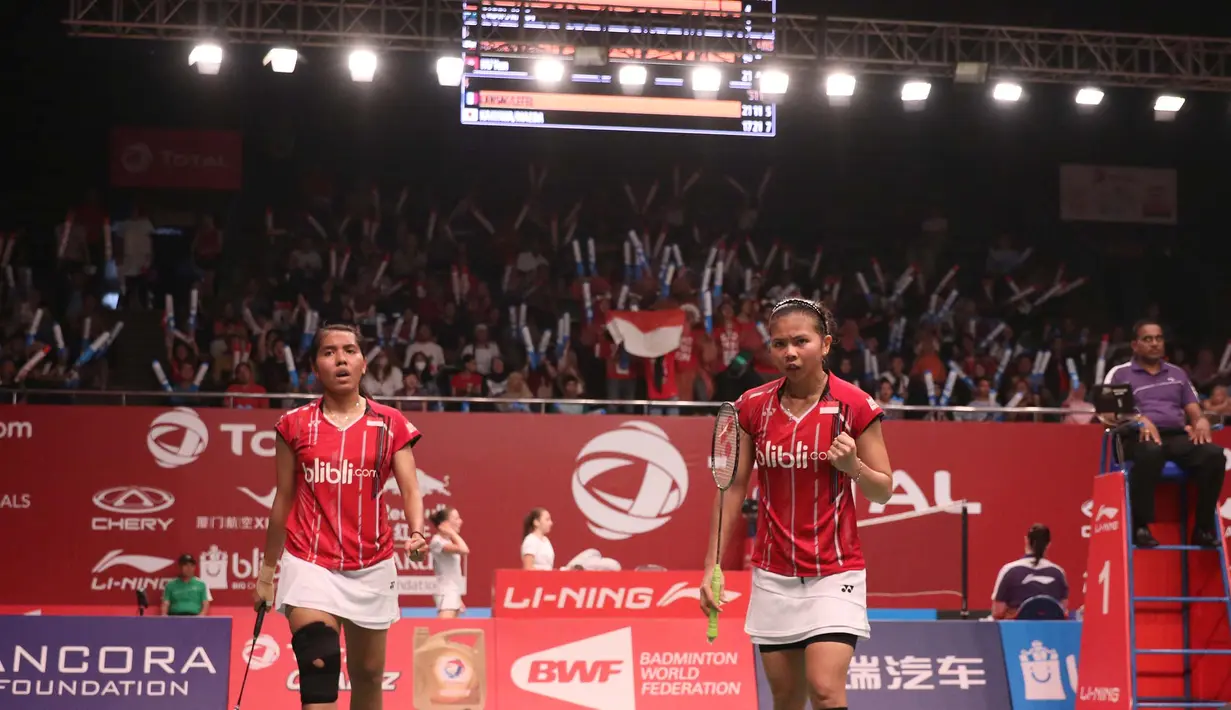 Ekspresi Nitya Krishinda Maheswari (kiri) dan Greysia Polii setelah meraih angka. (Bola.com/Arief Bagus)