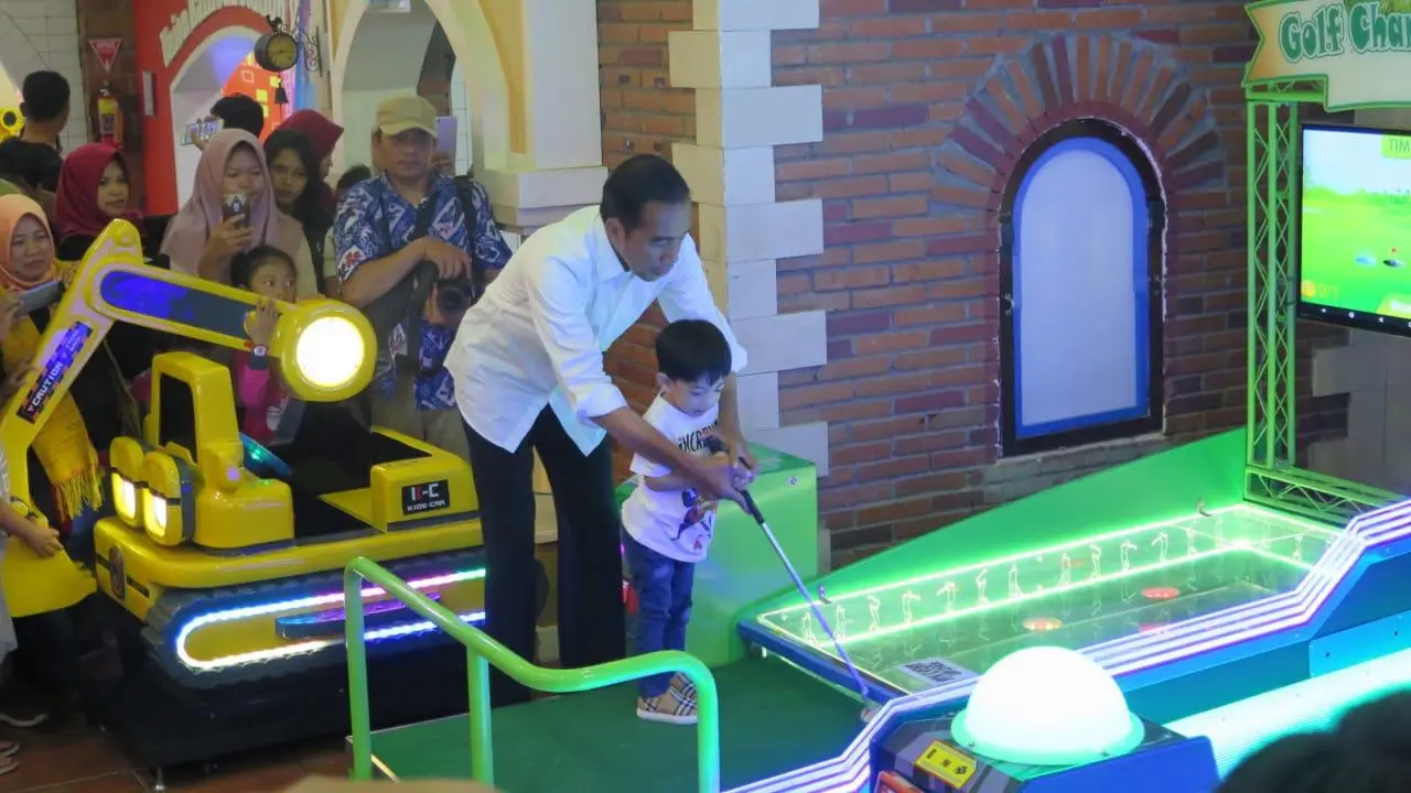 Jokowi Ajak Jan Ethes Jalan-jalan ke Mall