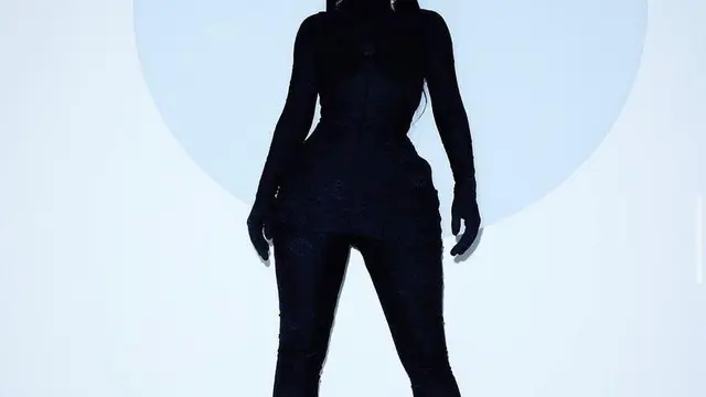 Tampilan Serba Hitam Kim Kardashian di People’s Choice Awards, Sabet Penghargaan Fashion Icon