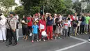 Antusias warga yang tengah mengikuti Car Free Day (CFD) menyaksikan Parade Asian Games 2018 2018 di Jalan Thamrin, Jakarta, Minggu (13/5). Parade Asian Games 2018 jadi pusat perhatian pengunjung Car Free Day. (Liputan6.com/Arya Manggala)