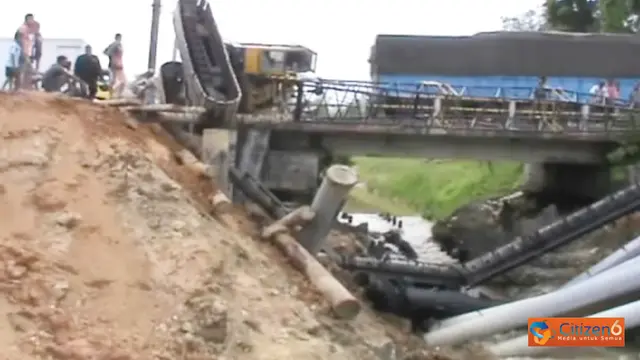 Alat Berat Paku Bumi Nyaris Tengelam di Sungai