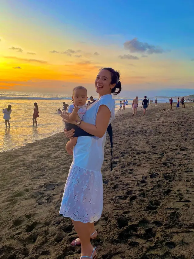 Dea Ananda momong anak (Instagram/dea_ananda)